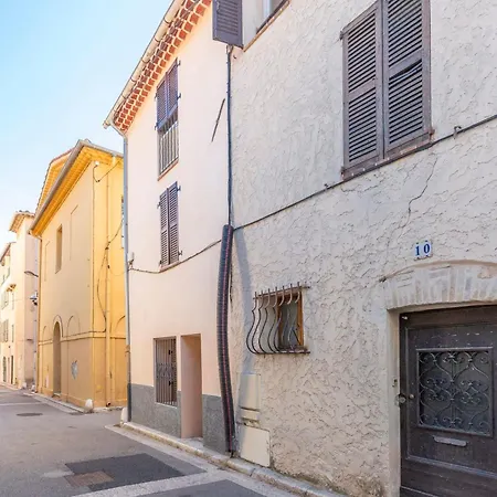 Authentic Townhouse Steps From The & Market