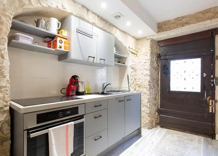 Authentic Townhouse Steps From The & Market アンティーブ