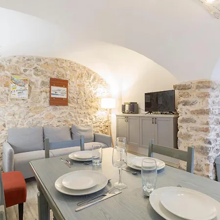 Authentic Townhouse Steps From The & Market Αντίμπ