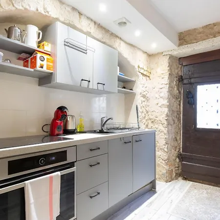 Authentic Townhouse Steps From The & Market Αντίμπ