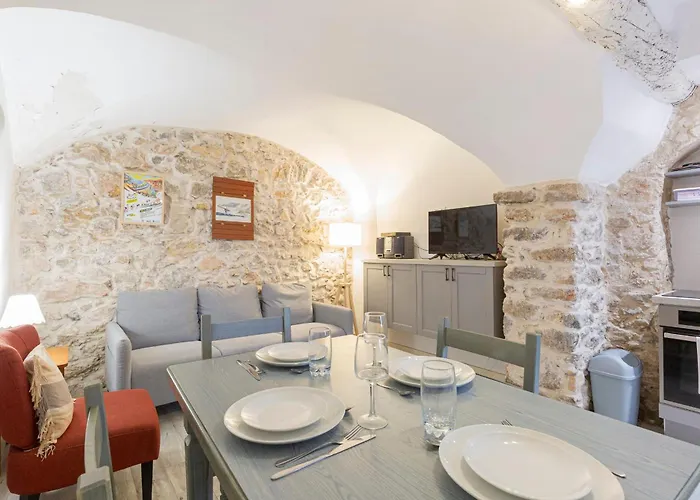 Authentic Townhouse Steps From The & Market Αντίμπ