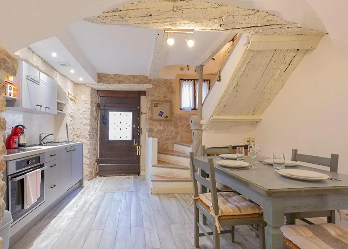 Authentic Townhouse Steps From The & Market Σπίτι διακοπών Αντίμπ