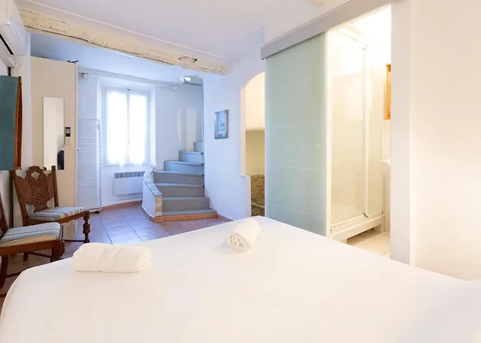 Authentic Townhouse Steps From The & Market Αντίμπ